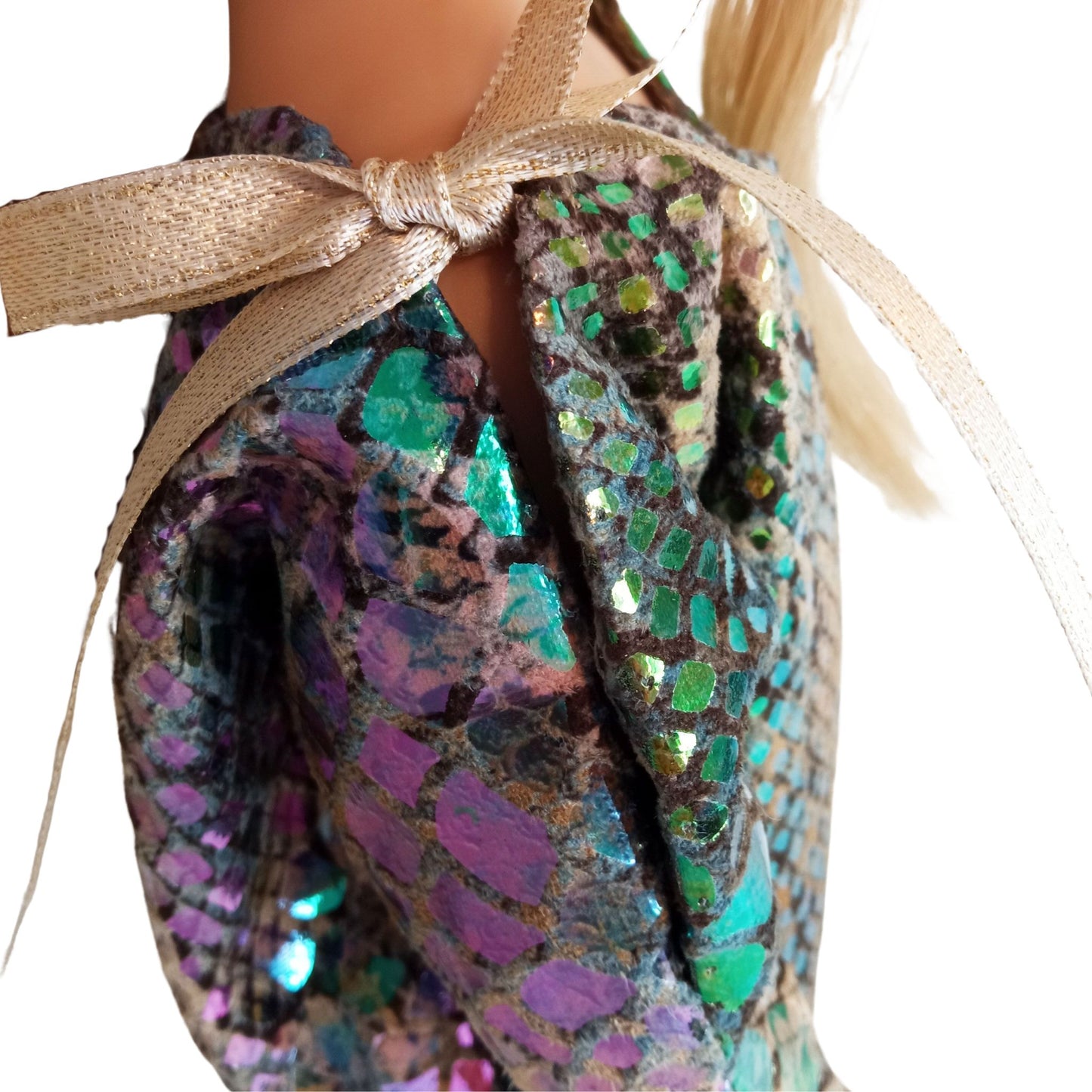 A shimmering green and gold sequined dress for a 12-inch/32 cm Paola Reina doll, featuring gold ribbon ties and a luxurious party-ready design.