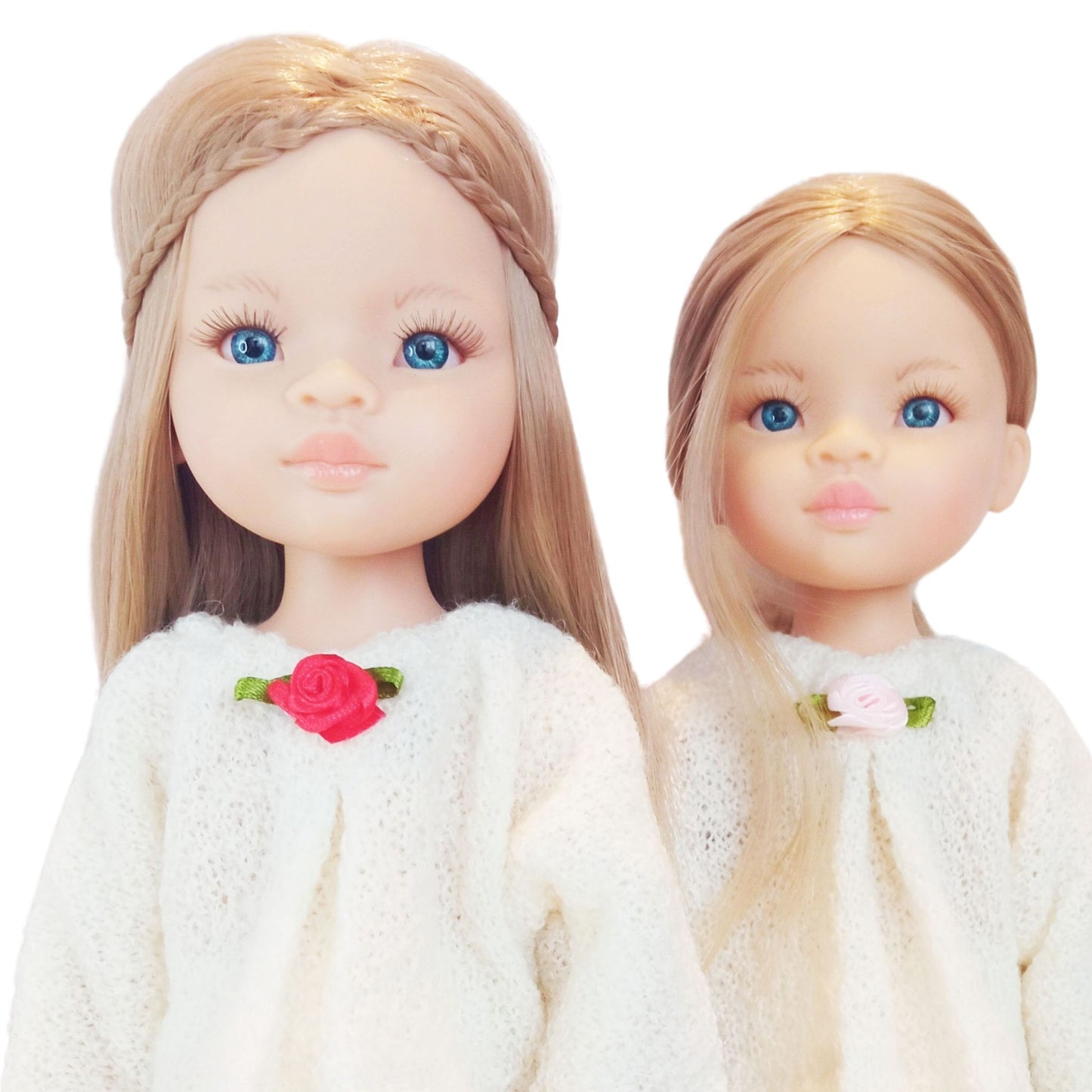 Two Paola Reina Las Amigas 32 cm dolls wearing handmade knitted jersey outfits with floral accents, featuring a top and matching skirt in two styles.