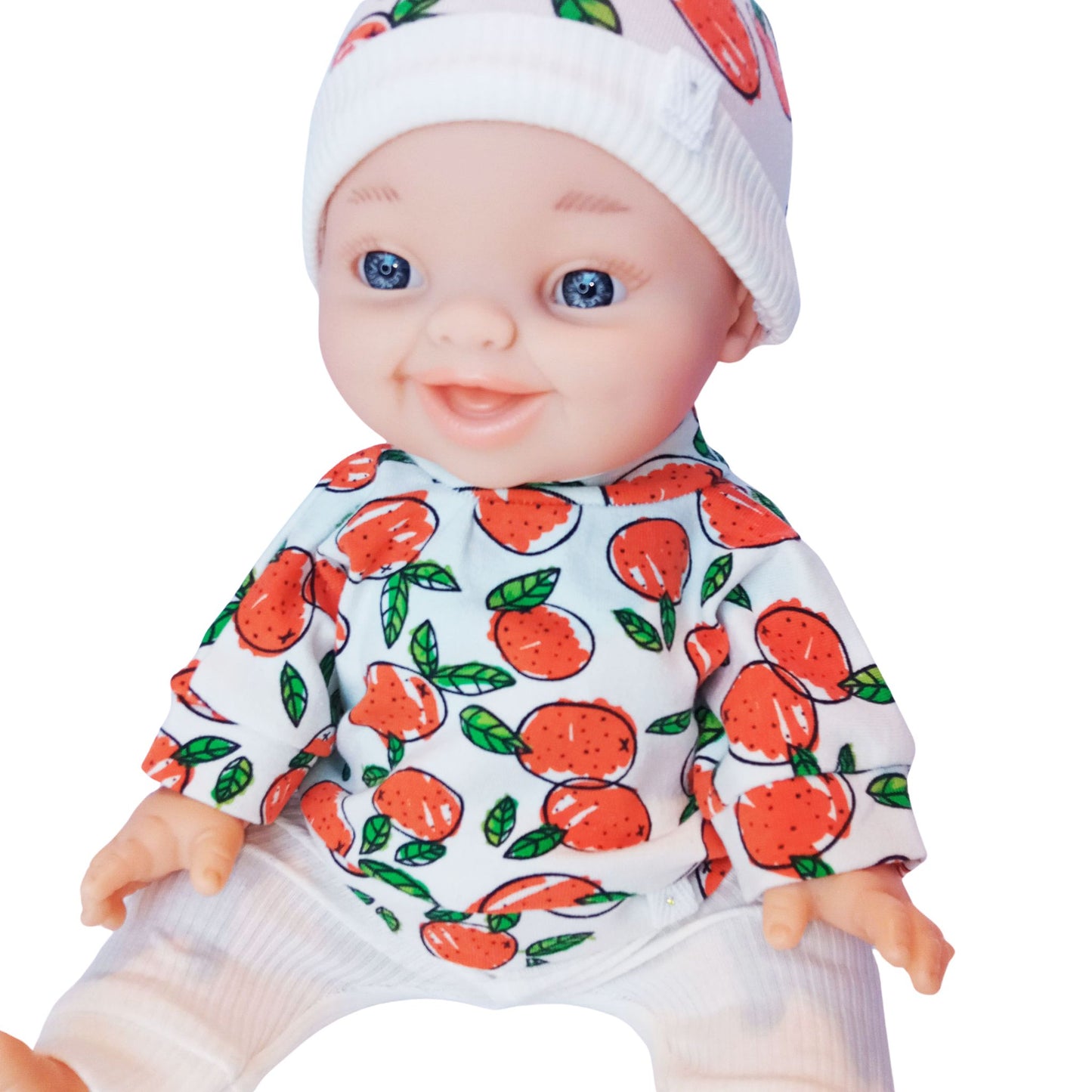 Smiling baby doll wearing a 3-piece knit outfit with orange fruit print blouse, white ribbed pants, and a matching citrus-themed hat – fits Paola Reina and Baby Born 34 cm dolls.