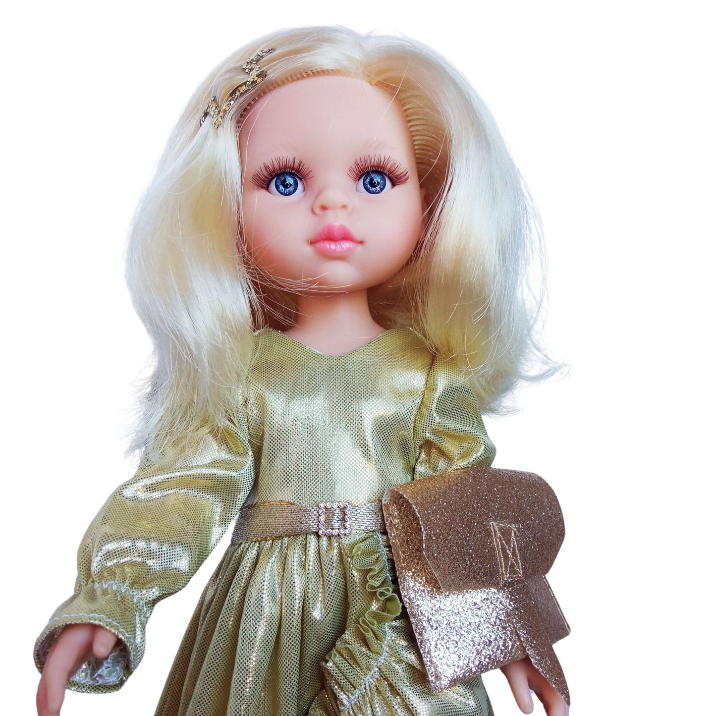 Paola Reina 32 cm doll Claudia dressed in an elegant shimmering gold gown with ruffles, holding a glittery clutch.