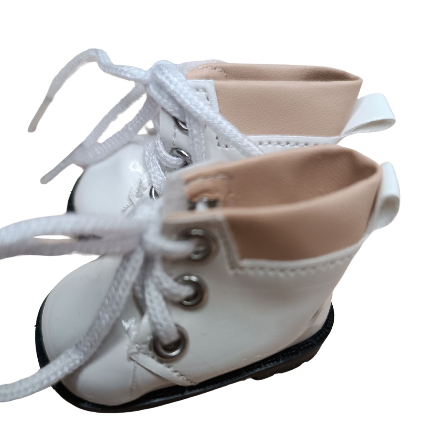 Glossy white lace-up boots with beige cuffs, designed for 32 cm Paola Reina dolls. Featuring white laces, metal eyelets, and black soles for a stylish look.