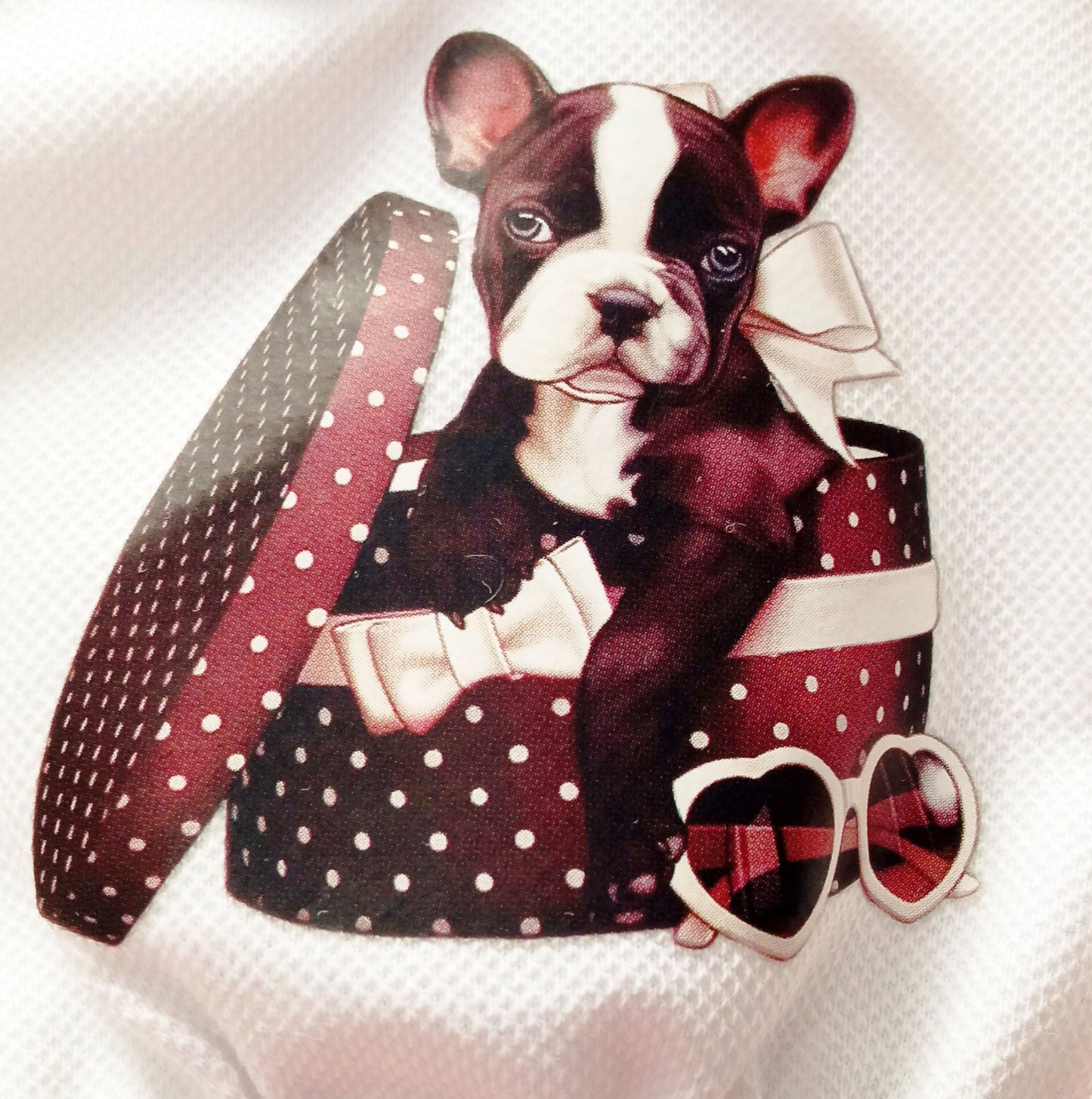 For Paola Reina a white blouse with a vintage puppy print.