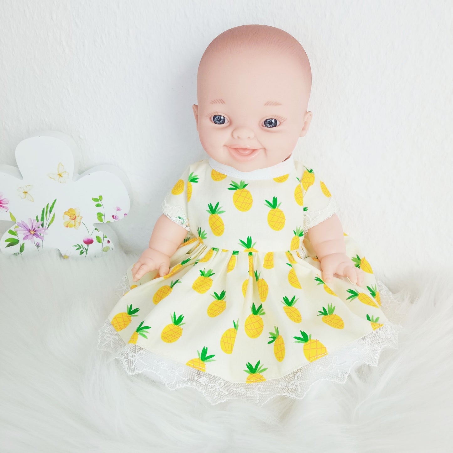 Handgemachtes Puppentuch für 34 cm Baby Born - Kleid mit Ananas-Print