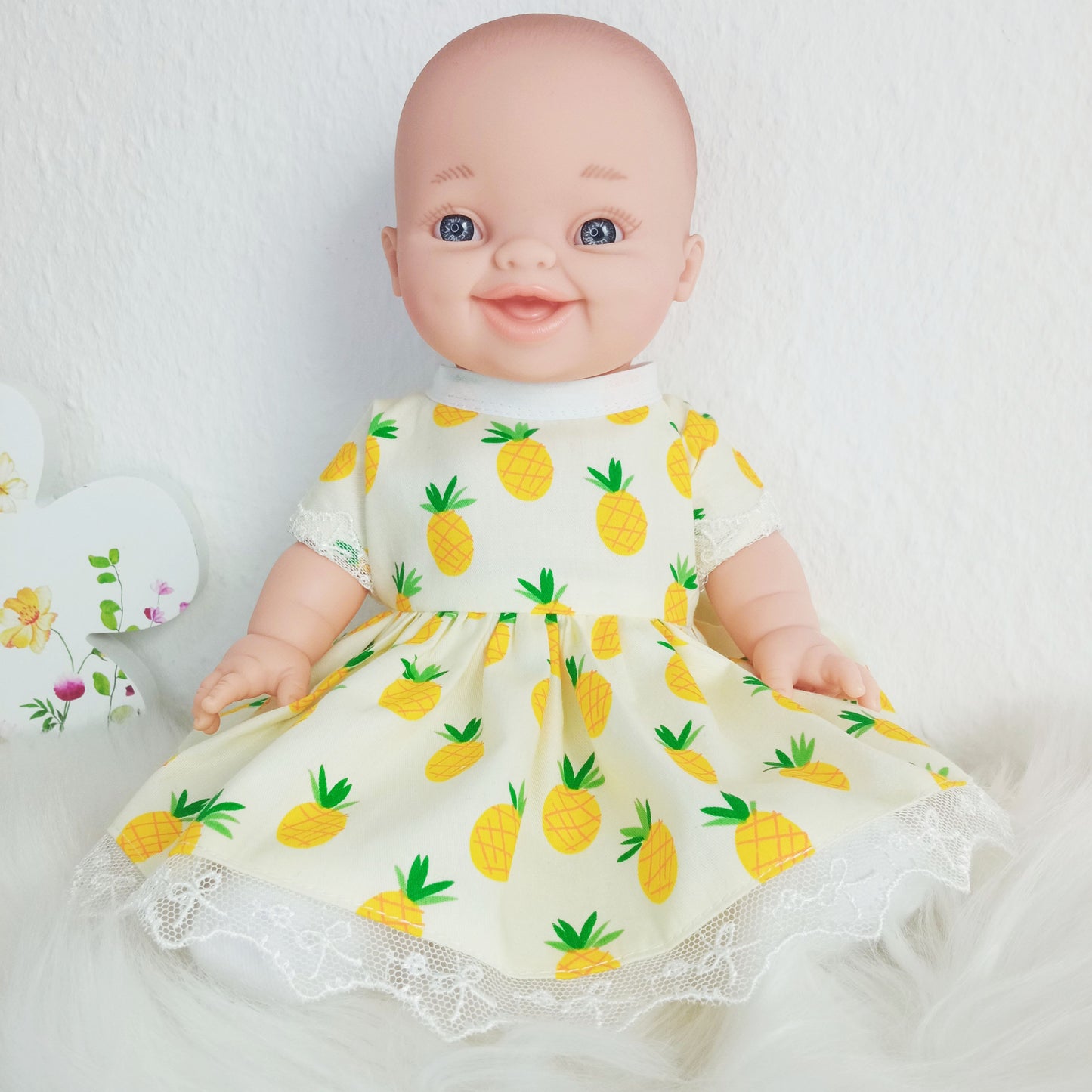 Handgemachtes Puppentuch für 34 cm Baby Born - Kleid mit Ananas-Print