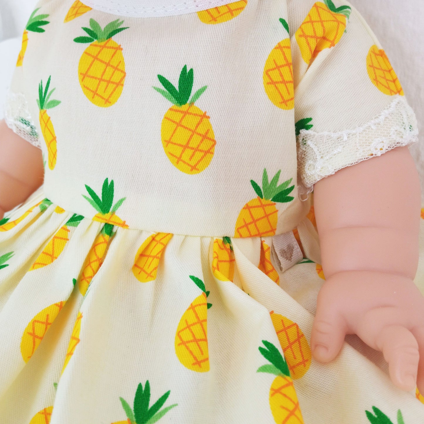 Handgemachtes Puppentuch für 34 cm Baby Born - Kleid mit Ananas-Print