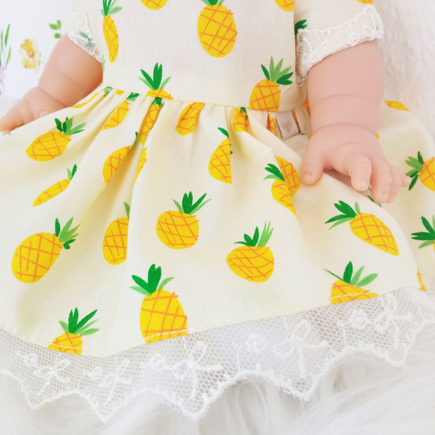 Handgemachtes Puppentuch für 34 cm Baby Born - Kleid mit Ananas-Print