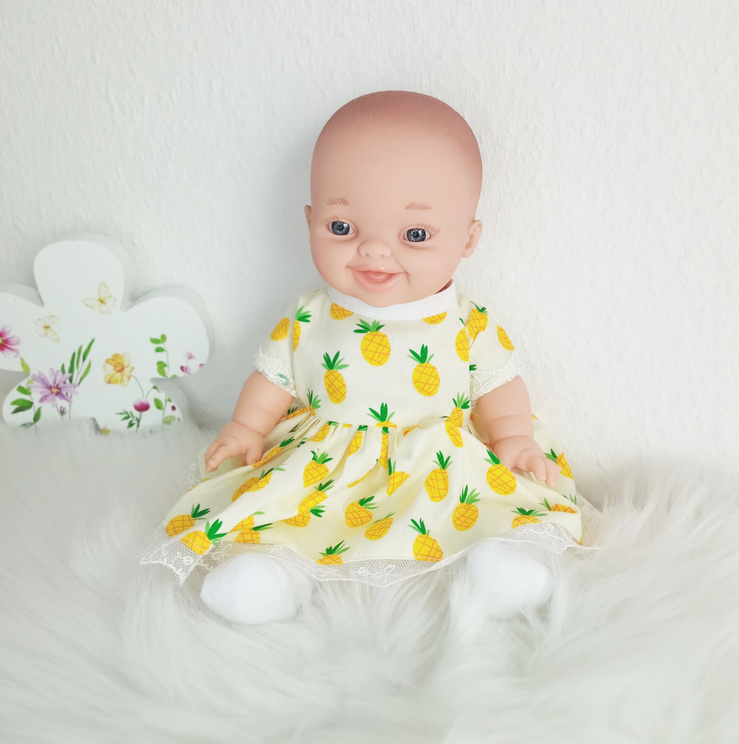 Handgemachtes Puppentuch für 34 cm Baby Born - Kleid mit Ananas-Print