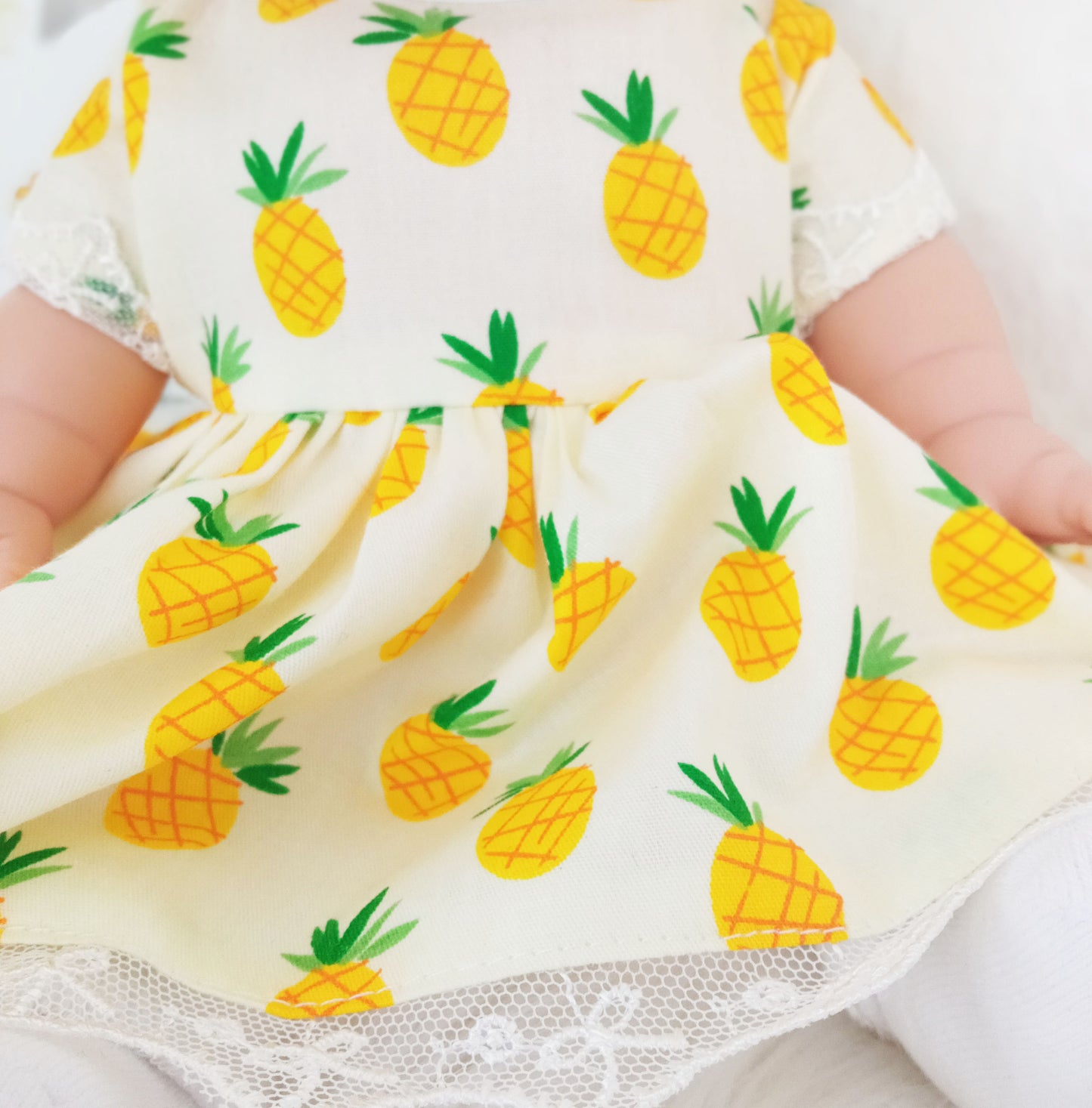 Handgemachtes Puppentuch für 34 cm Baby Born - Kleid mit Ananas-Print