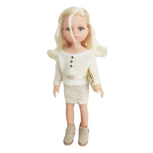 Paola Reina Las Amigas 32 cm doll dressed in a handmade knitted jersey outfit with a buttoned top, matching skirt, and a stylish belt, holding a gold clutch.