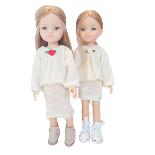Two Paola Reina Las Amigas 32 cm dolls wearing handmade knitted jersey outfits with floral accents, featuring a top and matching skirt in two styles.