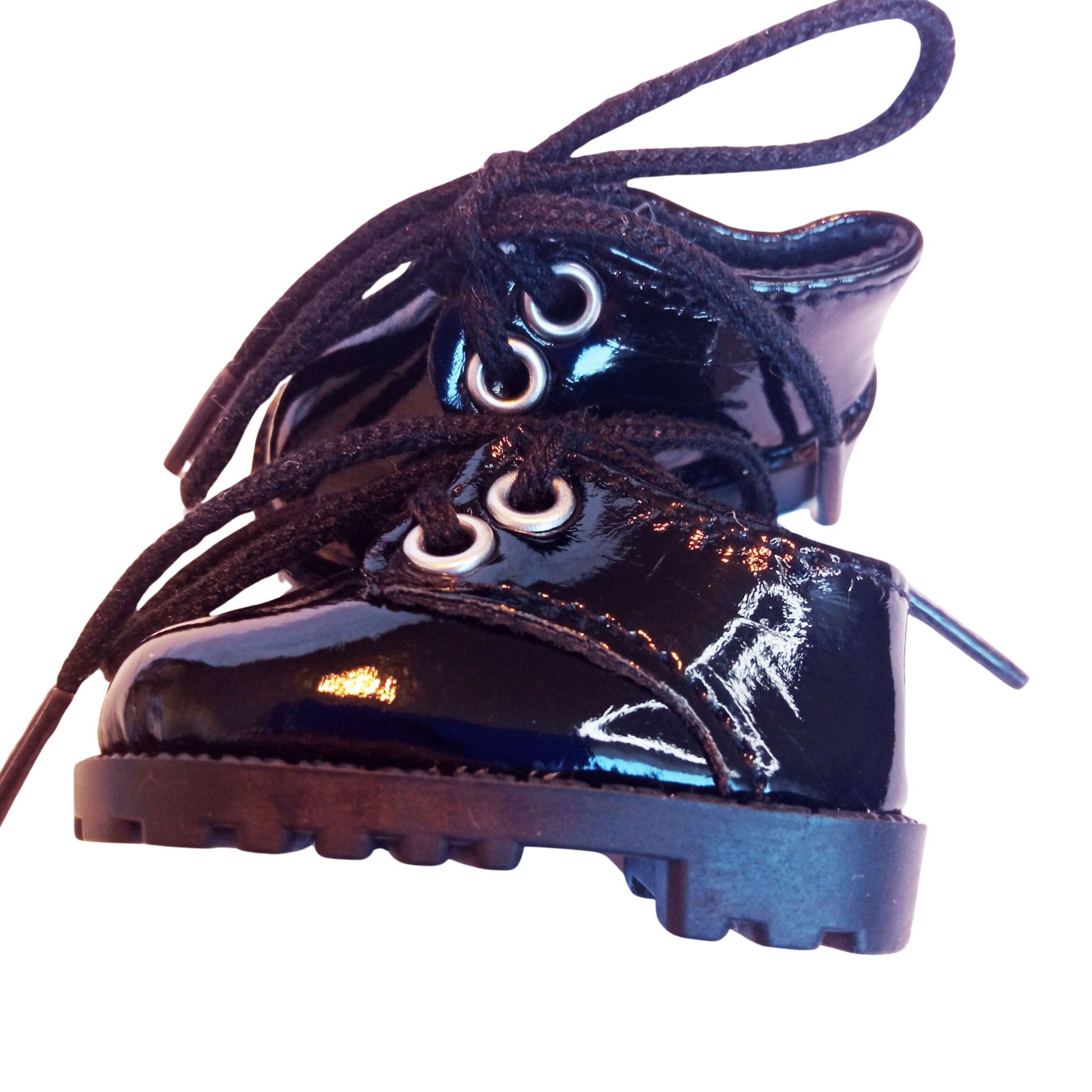 In a lace-up shoe for Paola Reina, 32 cm, featuring a gloss finish, black soles. Size 5.5 cm x 2.8 cm.