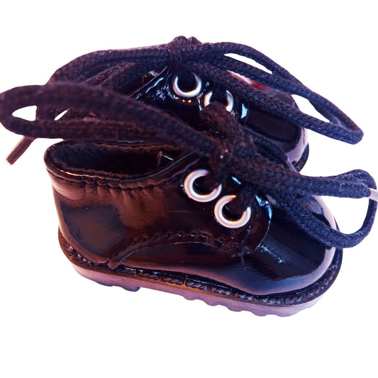 In a lace-up shoe for Paola Reina, 32 cm, featuring a gloss finish, black soles. Size 5.5 cm x 2.8 cm.