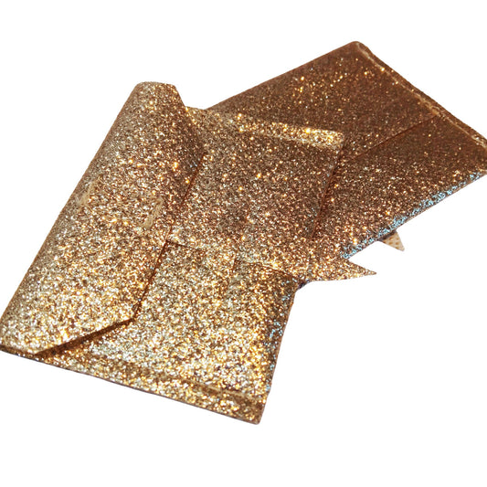 A gold of sparkling glitter clutch for Paola Reina 32 cm (12-inch) dolls, perfect for doll fashion lovers.